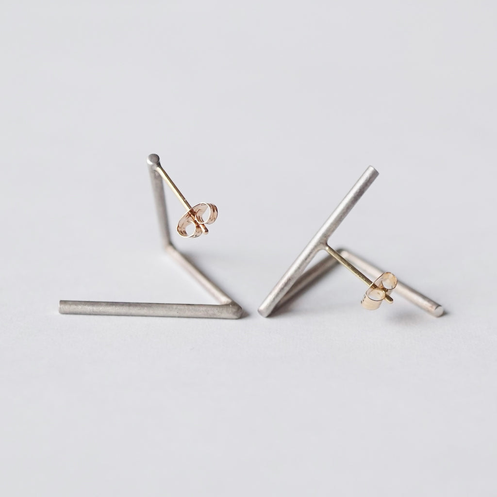 uM / DIVISION TRIANGLE PIERCED EARRINGS A（um-dvP03 _CM）