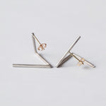 uM / DIVISION TRIANGLE PIERCED EARRINGS A (um-dvP03 _CM)