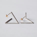 uM / DIVISION TRIANGLE PIERCED EARRINGS A (um-dvP03 _CM)