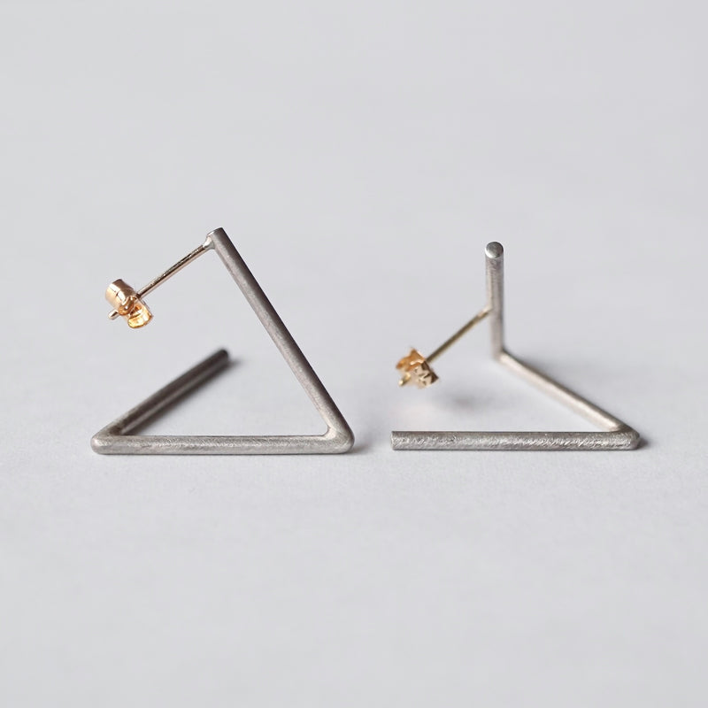 uM / DIVISION TRIANGLE PIERCED EARRINGS A（um-dvP03 _CM）