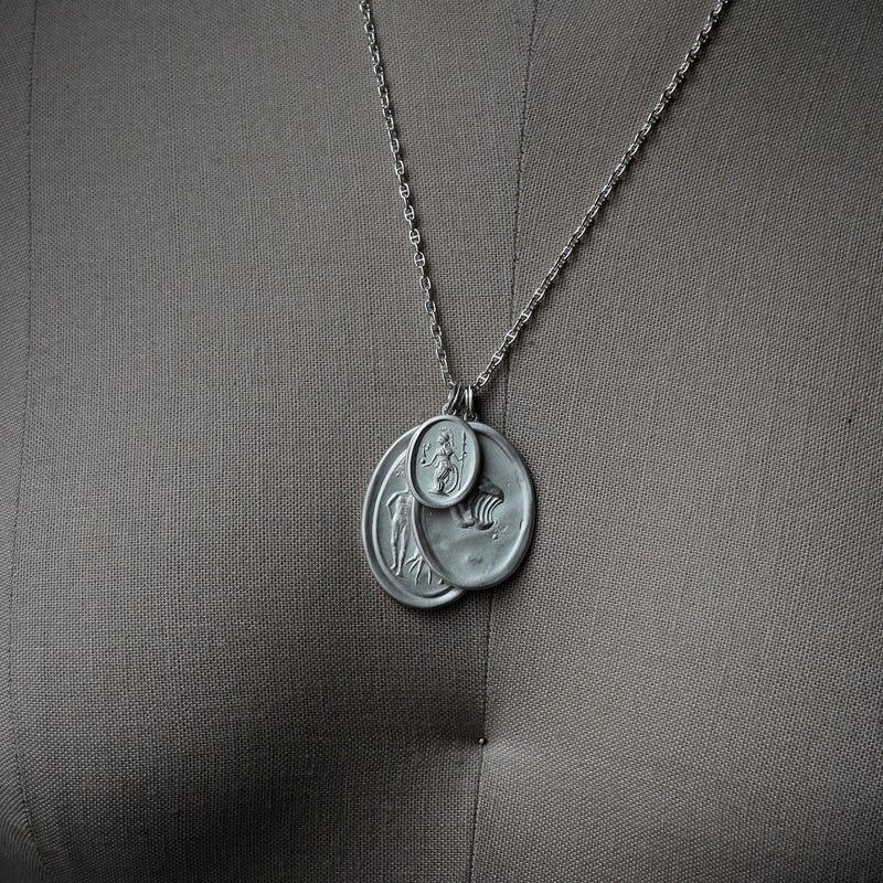 Maison de l’abeille / Seal ペンダントトップ「Athena」