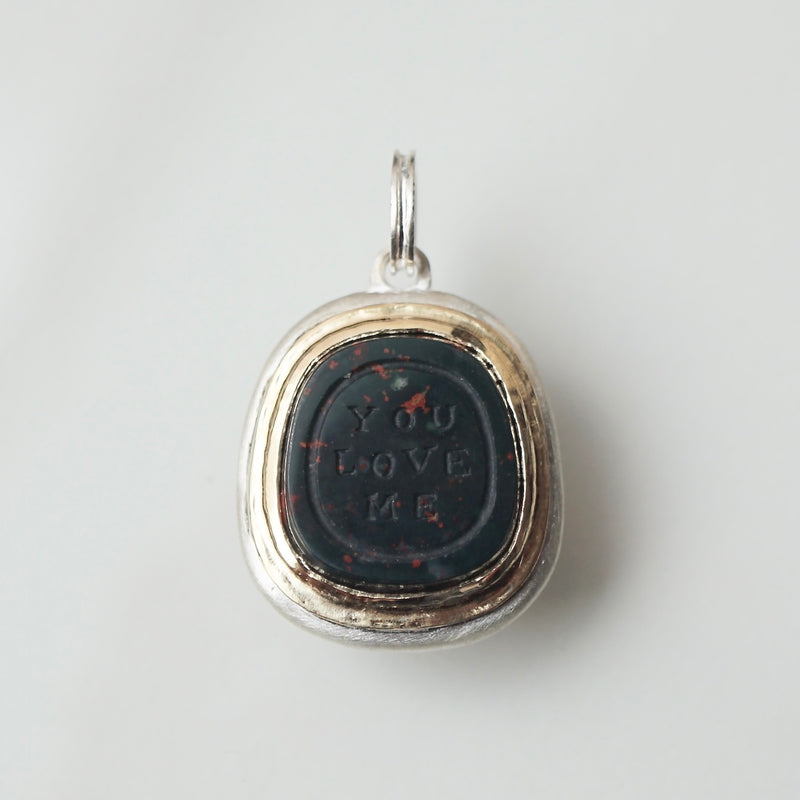 Maison de l’abeille / Intaglio ペンダントトップ ブラッドストーン「YOU LOVE ME」SV×K18YG
