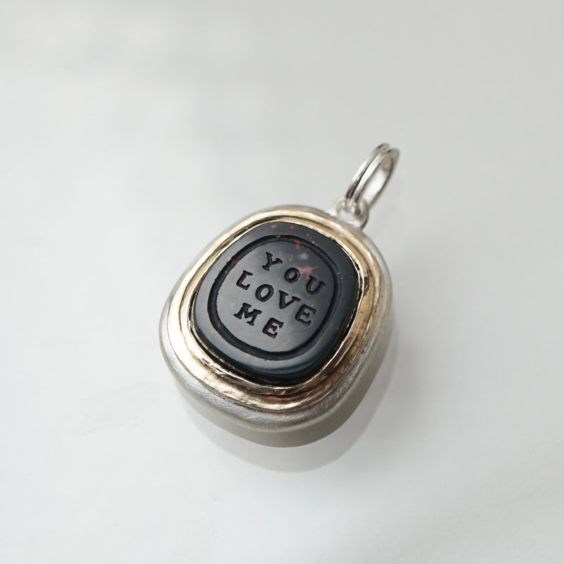 Maison de l’abeille / Intaglio ペンダントトップ ブラッドストーン「YOU LOVE ME」SV×K18YG
