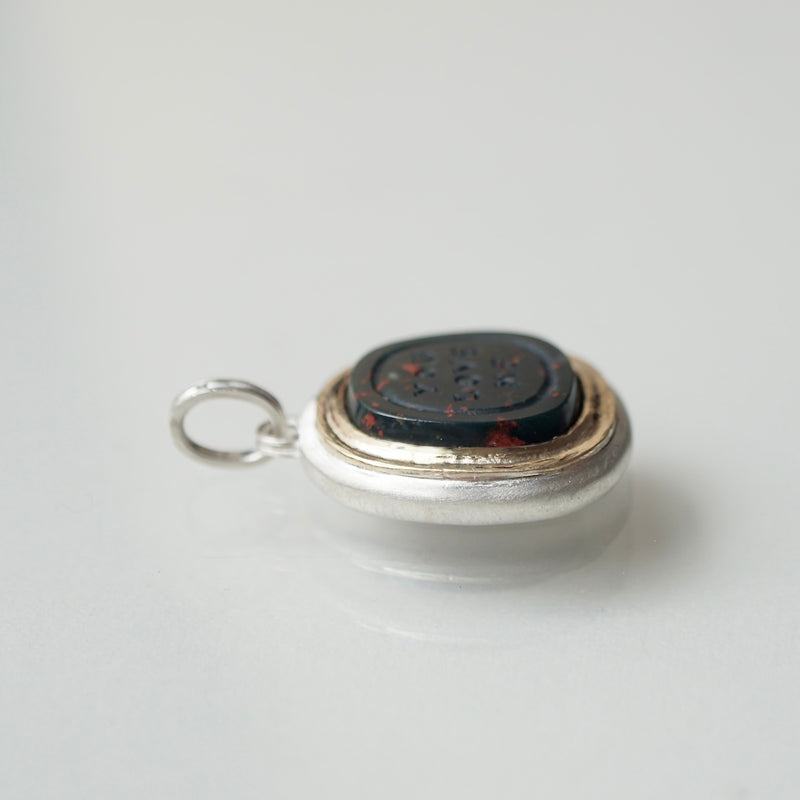 Maison de l’abeille / Intaglio ペンダントトップ ブラッドストーン「YOU LOVE ME」SV×K18YG