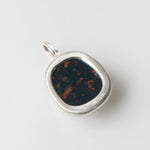 Maison de l’abeille / Intaglio ペンダントトップ ブラッドストーン「YOU LOVE ME」SV×K18YG