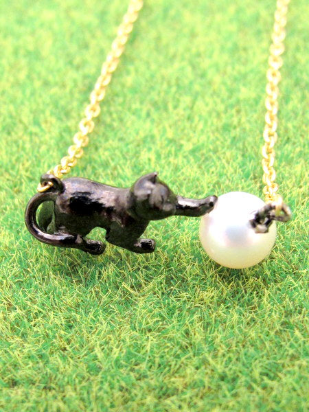 cogito，　ボールで遊ぶ猫のペンダント　ブラック