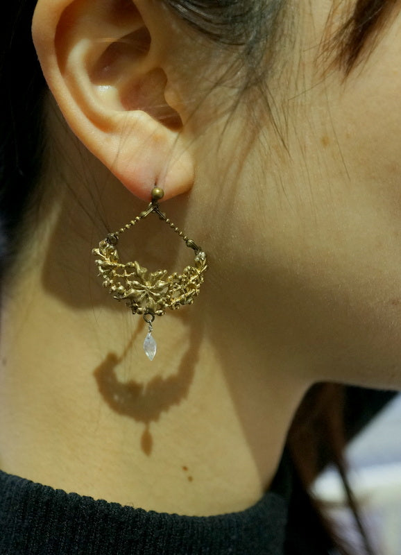 cocoon 星屑のピアス　真鍮×ムーンストーン