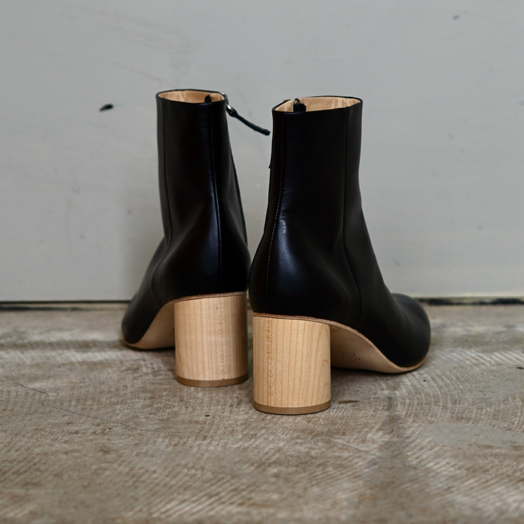 _Fot / wood heel boots 65_circle○(maple) – Fuligo / Fuligoshed