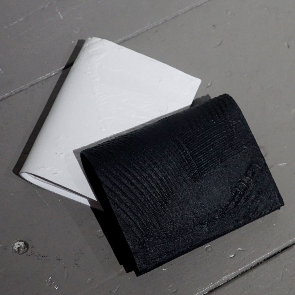kagari yusuke / 二つ折り財布 （mw-20）ホワイト/ブラック