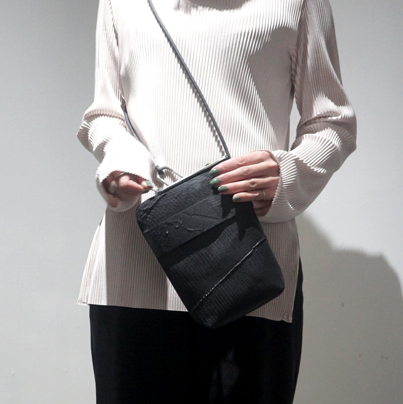 kagari yusuke / mini koshibukuro + carabiner shoulder cord (W21-08WH/BK)